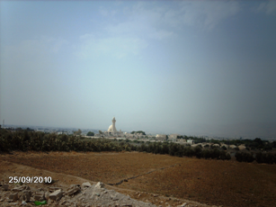 صورة تظهر مسجد أبو عبيدة عامر بن الجراح "أمين الأمة" من الطريق المؤدي إلى منطقة الرويحا